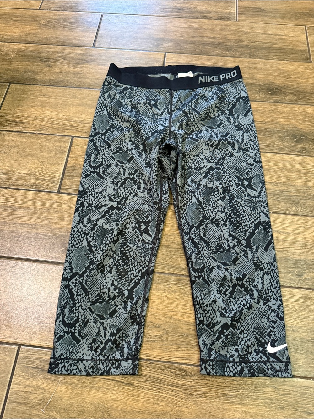 Nike Pro Womens Cropped Pants Multicolor Dri Fit Pull On Stretch Snake Print L